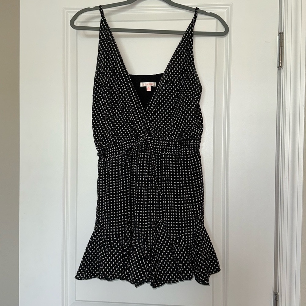 Black and White Flowy Romoer